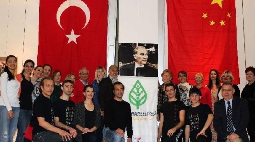 Hoy-tur &Ccedil;in&rsquo;den B&uuml;y&uuml;k &Ouml;vg&uuml;lerle D&ouml;nd&uuml;