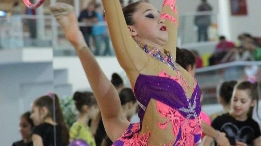 Ritmik Cimnastik T&uuml;rkiye Şampiyonası Mersin'de Yapıldı