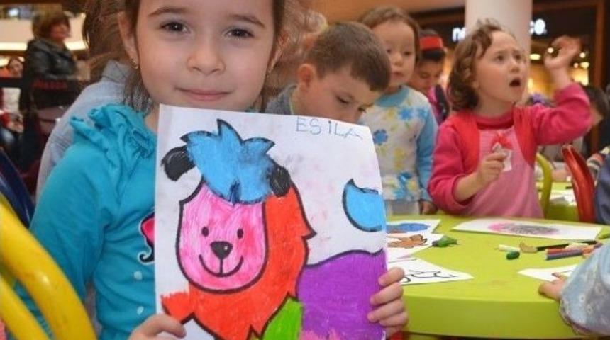 Aileler Alışverişte, &Ccedil;ocuklar Eğlencede