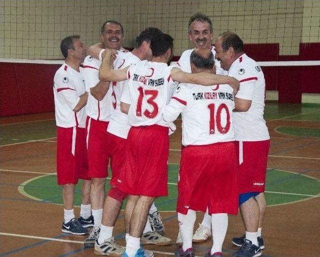 Van’da Kurumlar Arası Voleybol Müsabakası