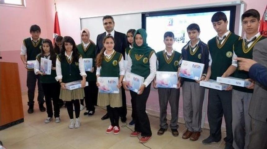 Gürün’de Öğrencilere Tablet Bilgisayar Dağıtıldı