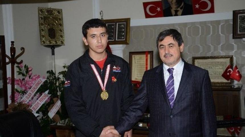 Türkiye Şampiyonu Güreşçiye Ödül