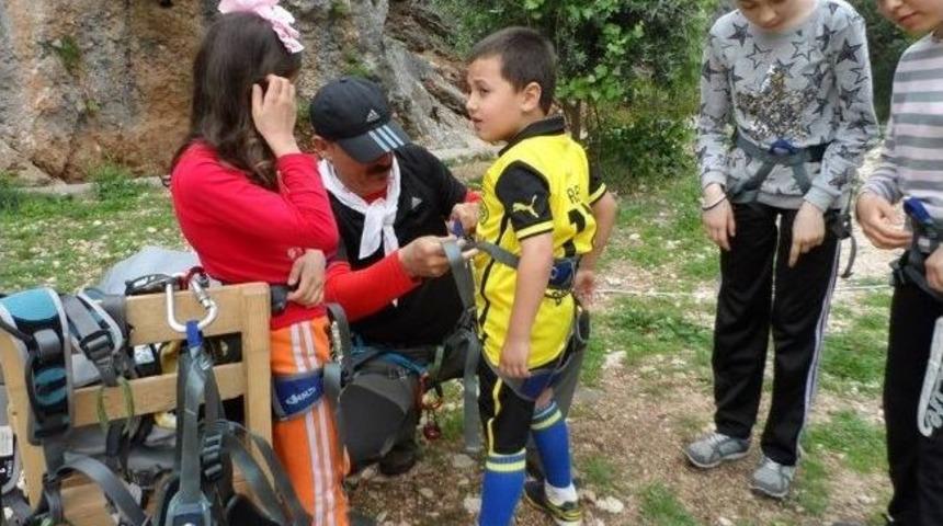&Ccedil;ocuklar Doğa Y&uuml;r&uuml;y&uuml;ş&uuml; Ve Kaya Tırmanışı Yaptı