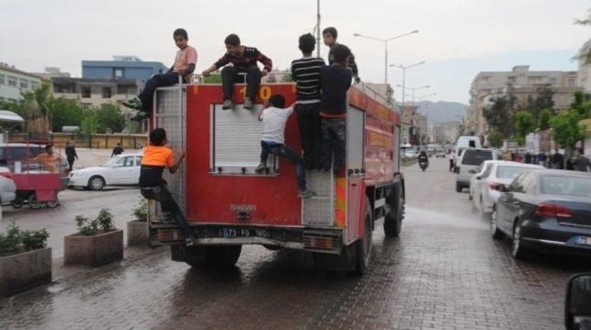 Cizrede Ara&ccedil;lara Asılan &Ccedil;ocuklar Kazaya Davetiye &Ccedil;ıkarıyor