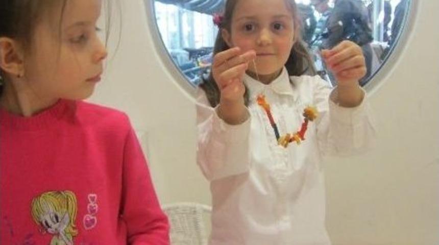 Minikler Makarnadan Takı Yaptı