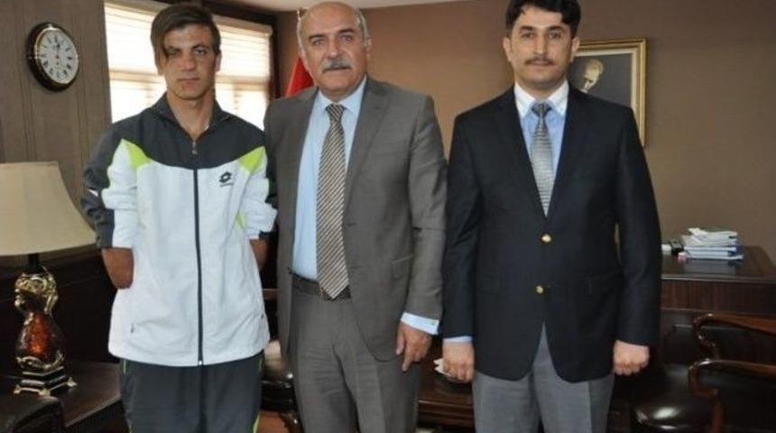 Vali Hasan İpek'ten Başarılı Sporcuya &Ouml;d&uuml;l