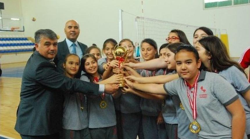 Başarı Koleji Minik Kız Voleybol Takımı Şampiyonu Oldu