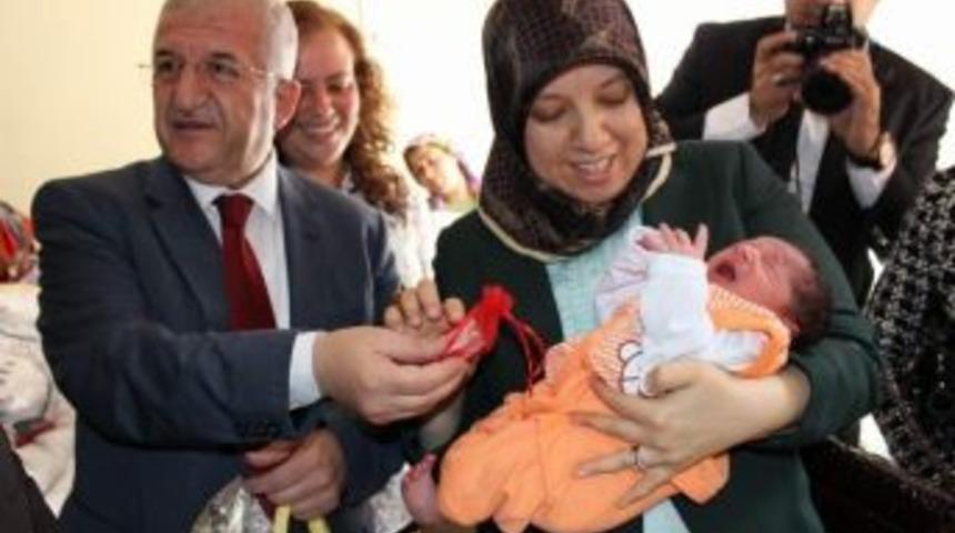 Siirt'te Kutlu Doğum &Ccedil;ocuklarına Altın Takıldı