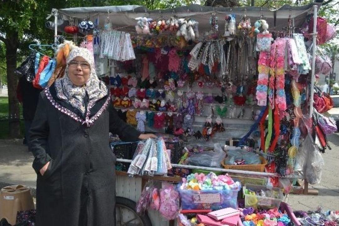 Y&uuml;zde 10 G&ouml;rebilen 43 Yaşındaki Salika 13 Yıldır Zorluklara G&ouml;ğ&uuml;s Geriyor