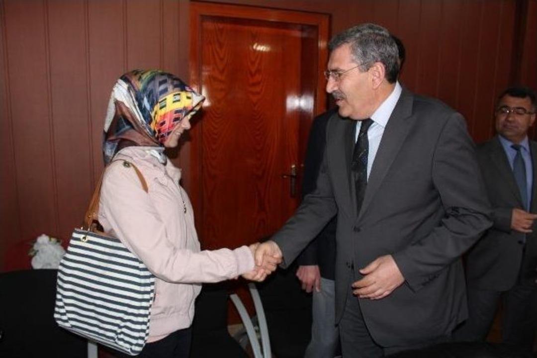 M&uuml;d&uuml;r Dursun&rsquo;dan Başarılı &Ouml;ğrencilere &Ouml;d&uuml;l