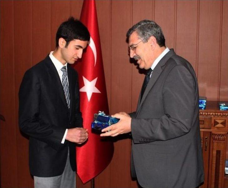 Müdür Dursun’dan Başarılı Öğrencilere Ödül G3