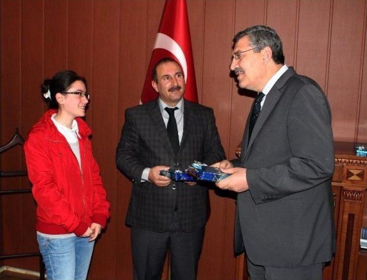 Müdür Dursun’dan Başarılı Öğrencilere Ödül G5