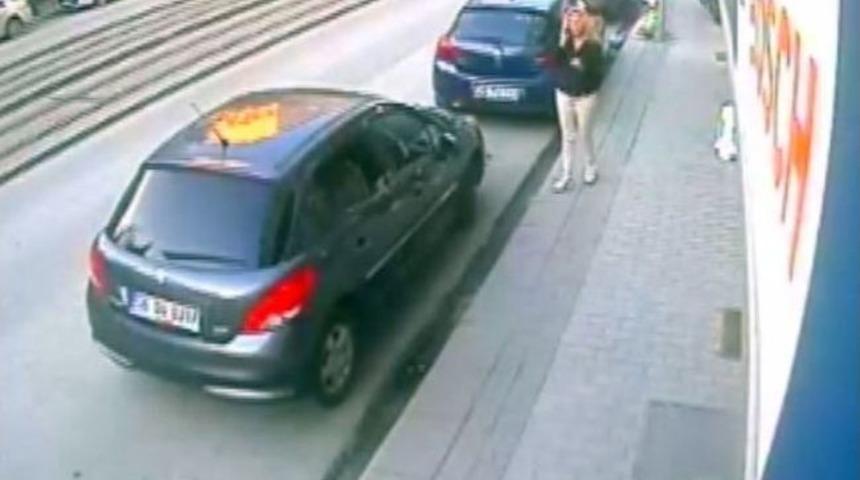 (&ouml;zel Haber) Kuaf&ouml;r Kadının &Ouml;l&uuml;me Y&uuml;r&uuml;y&uuml;ş&uuml; Kamerada