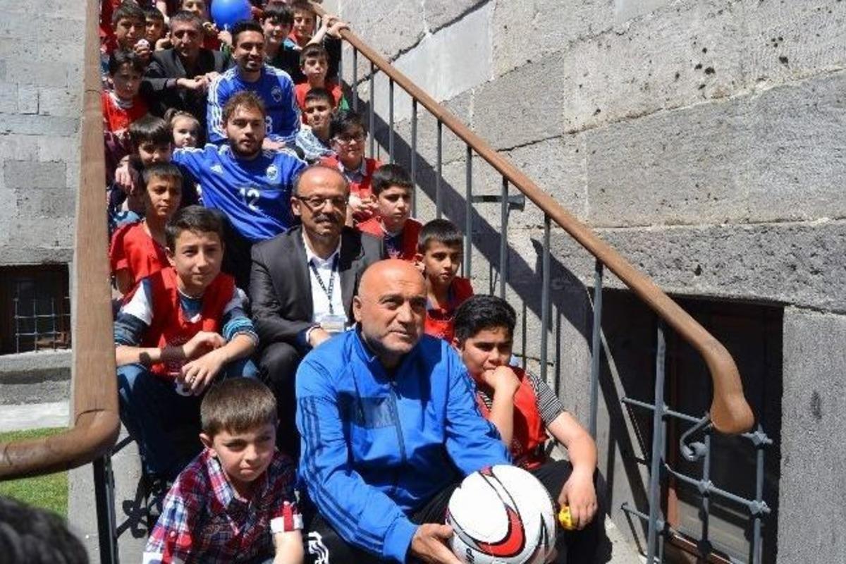 Kayseri Erciyesspor Teknik Direkt&ouml;r&uuml; Karaman Ve Futbolcular &Ouml;ğrencilerle Bir Araya Geldi
