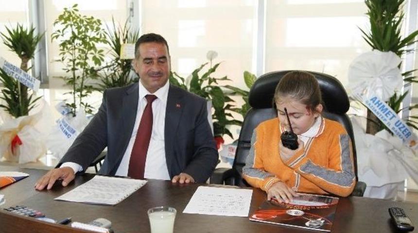 Başkan Vekili G&uuml;zel, Koltuğunu Geleceğin Belediye Başkanlarına Teslim Etti