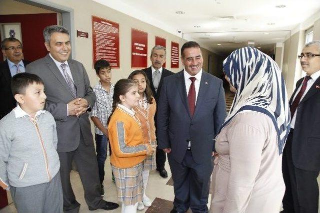 Başkan Vekili Güzel, Koltuğunu Geleceğin Belediye Başkanlarına Teslim Etti