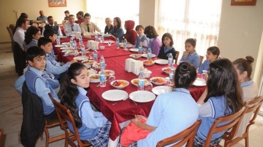 Cizre&rsquo;de Başarılı &Ouml;ğrenciler Yemekte Buluştu