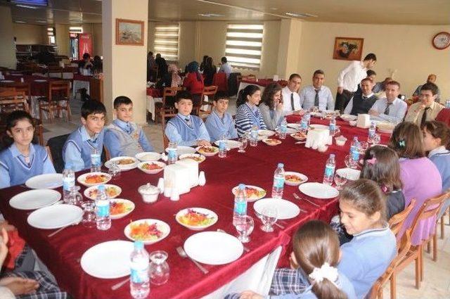 Cizre’de Başarılı Öğrenciler Yemekte Buluştu