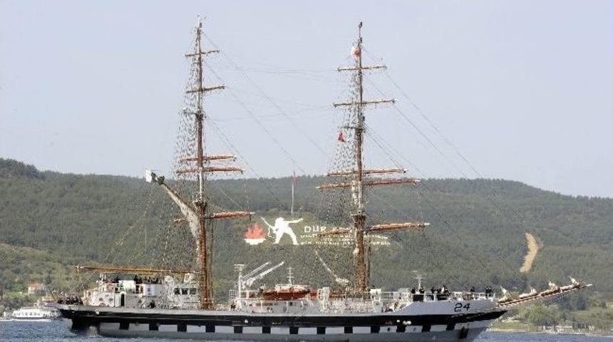 Askeri Okul Gemisi &Ccedil;anakkale Boğazı'ndan Ge&ccedil;ti