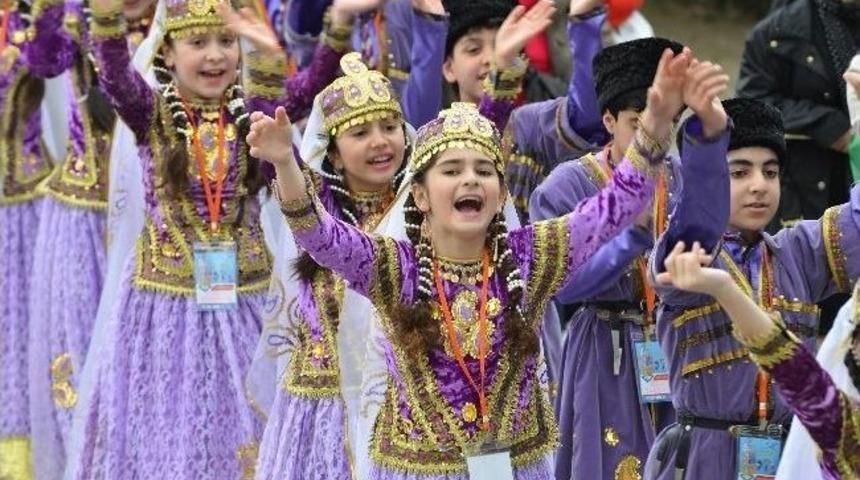 İzmir'de 23 Nisan Coşkusu İmi G&uuml;n S&uuml;recek