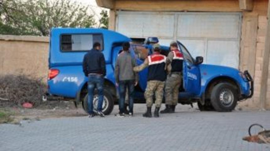 Jandarma Ka&ccedil;ak&ccedil;ılara Ge&ccedil;it Vermiyor