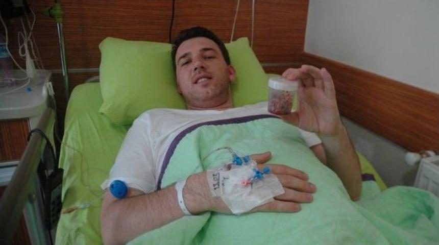 Kosovalı Gencin B&ouml;breğinden Bir Kavanoz Dolu Taş &Ccedil;ıktı!