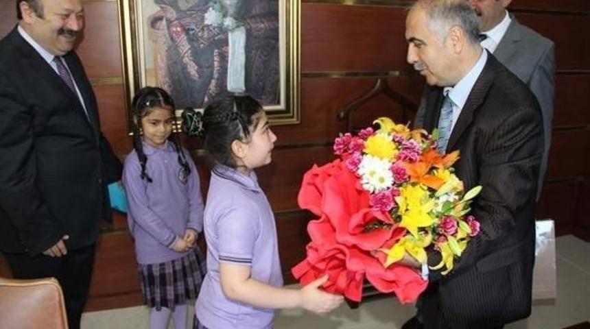 Giresun Valisi Karahan 23 Nisan İ&ccedil;in Koltuğunu Devretti