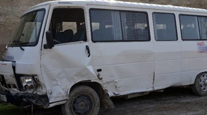 &Ouml;ğrenci Servisiyle Otomobil &Ccedil;arpıştı