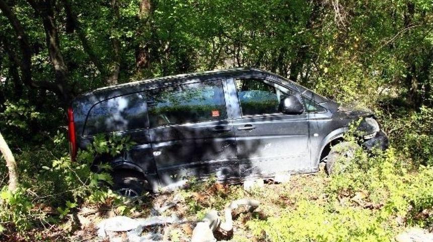 Minib&uuml;s Şarampole Yuvarlandı: 2 Yaralı