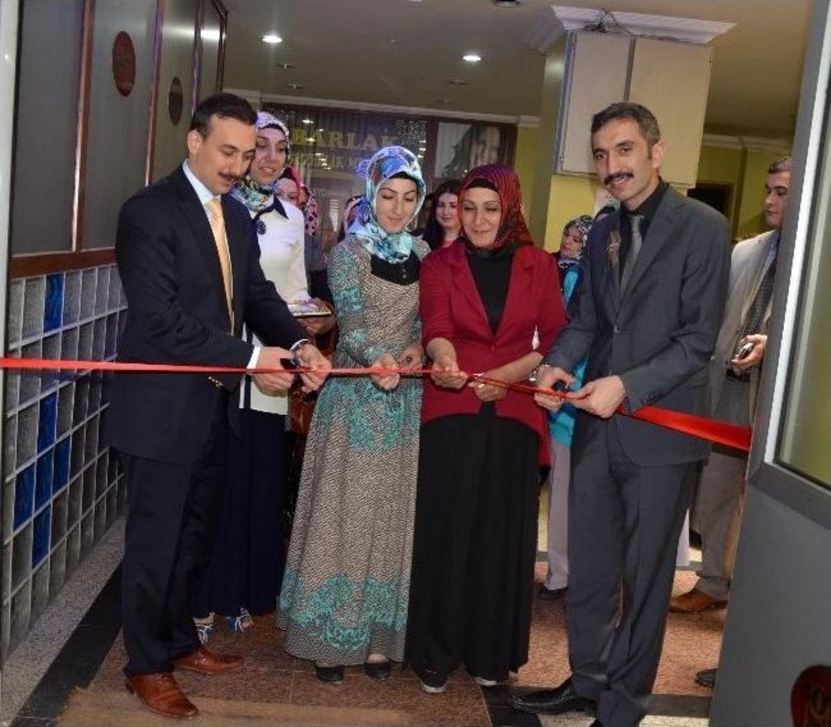 Topraktan &Uuml;rettiklerini Sergilediler