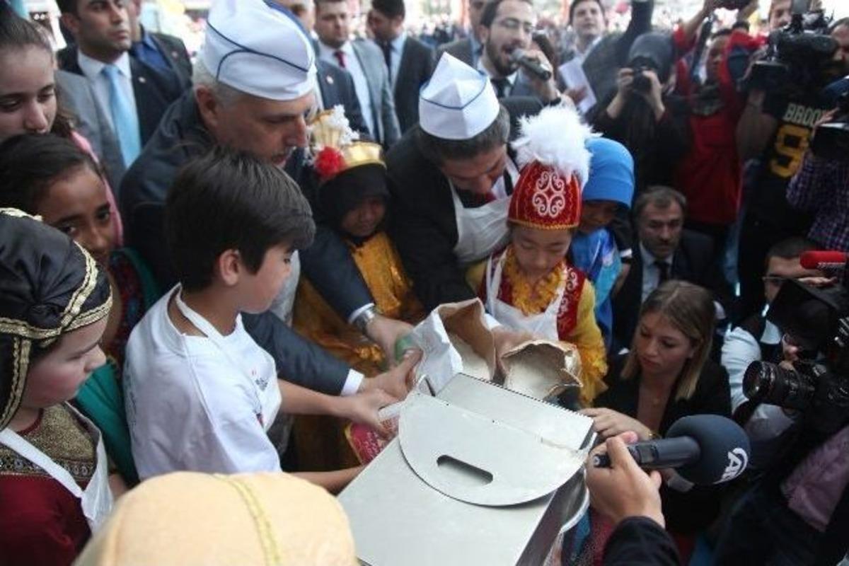 Vali Mutlu D&uuml;nya &Ccedil;ocuklarıyla &ldquo;barış Ekmeği&rdquo; Pişirdi