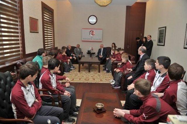 Rubin Kazan Altyapı Futbol Takımından Vali Tuna’ya Ziyaret