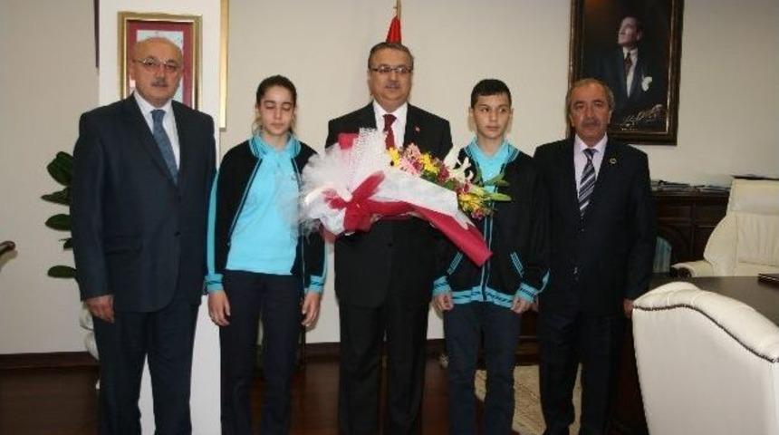 Vali 23 Nisan Bayramı &Ouml;ncesi &Ouml;ğrencilerden Vali Su&rsquo; Ya Ziyaret