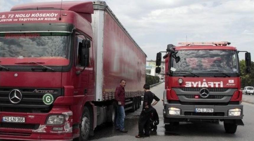 Tır'ın Lastiğinde &Ccedil;ıkan Yangın Korkuttu