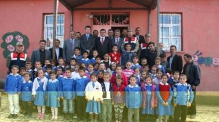 Pasinler Jandarma Komutanlığı Eğitime Desteğini S&uuml;rd&uuml;r&uuml;yor