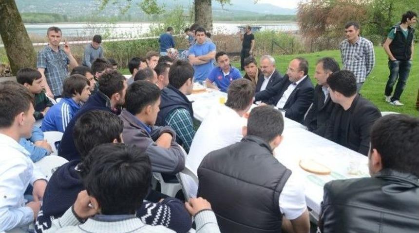 Başkan &Uuml;z&uuml;lmez Gen&ccedil;lerle Bir Araya Geldi