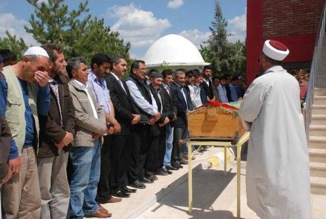 &Ouml;ld&uuml;r&uuml;len Liseli Kız Toprağa Verildi