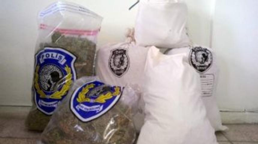 Yıldızeli İl&ccedil;esinde Esrar Ve Ka&ccedil;ak Sigara Yakalandı