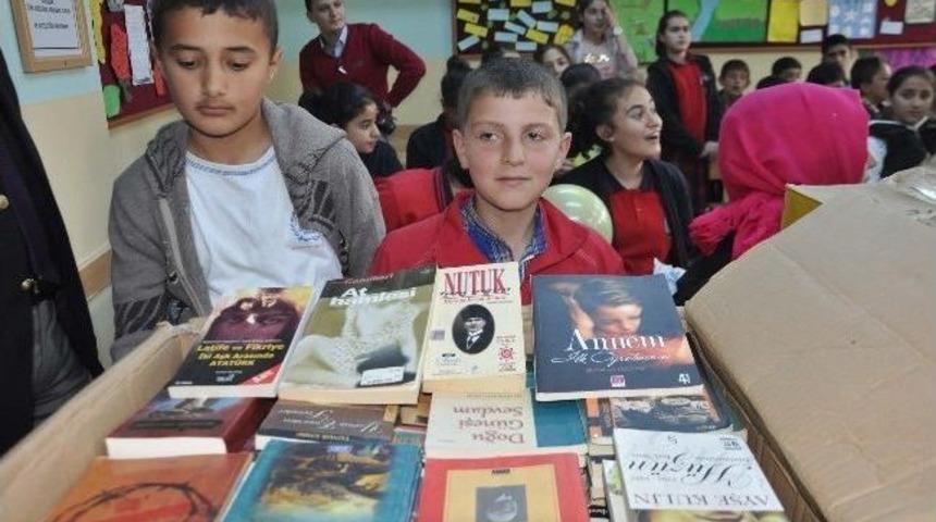 &Uuml;niversite &Ouml;ğrencilerinden &lsquo;eğitimde Umut Işığı&rsquo; Projesi