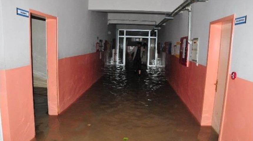 Sağanak Yağmurdan Dolayı Bazı Okullar Su Altına Kaldı