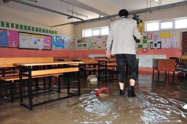 Sağanak Yağmurdan Dolayı Bazı Okullar Su Altına Kaldı