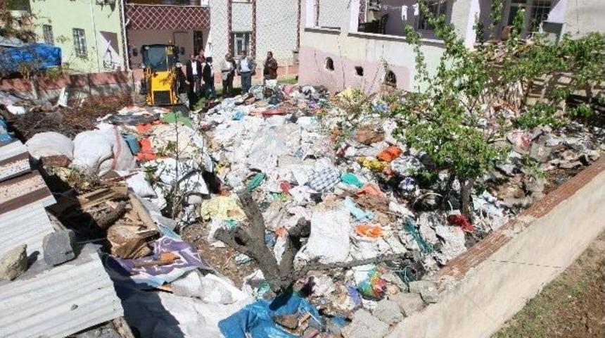 Elazığ'da &Ccedil;&ouml;p Ev G&ouml;renleri Şaşırttı