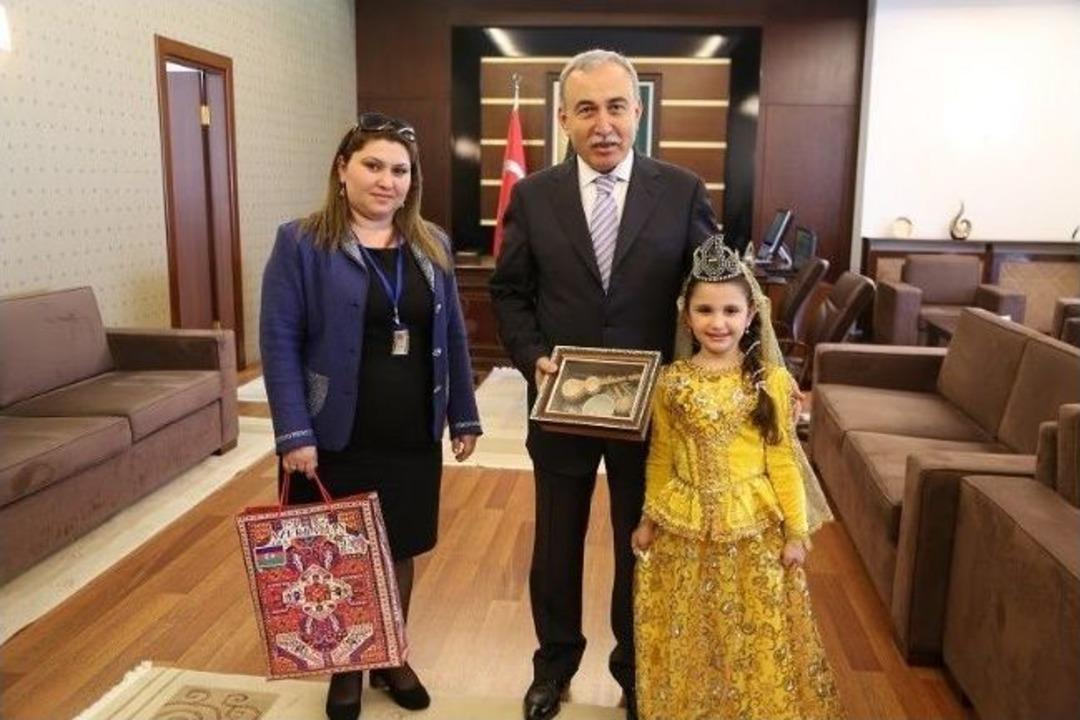 Uluslararası Halk Oyunları Ekipleri Vali B&uuml;y&uuml;k&rsquo;&uuml; Ziyaret Etti