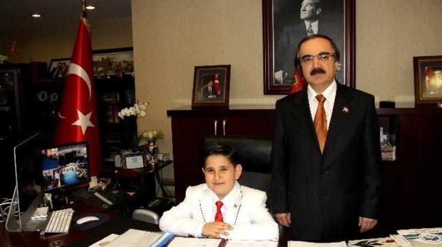 Vali Coş Makamını 4. Sınıf &Ouml;ğrencisine Teslim Etti