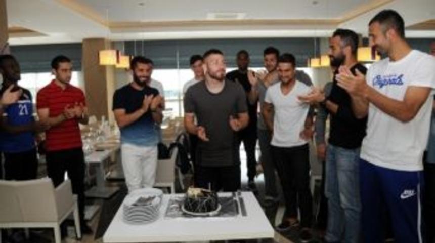 Kasımpaşa'da, Tunay'a Doğum G&uuml;n&uuml; Kutlaması Yapıldı