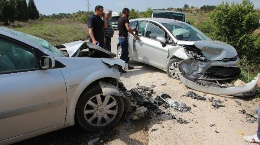 Bilecik'te Trafik Kazası, 4 Kişi Yaralandı