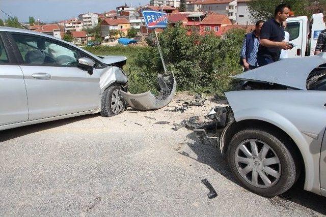 Bilecik'te Trafik Kazası, 4 Kişi Yaralandı