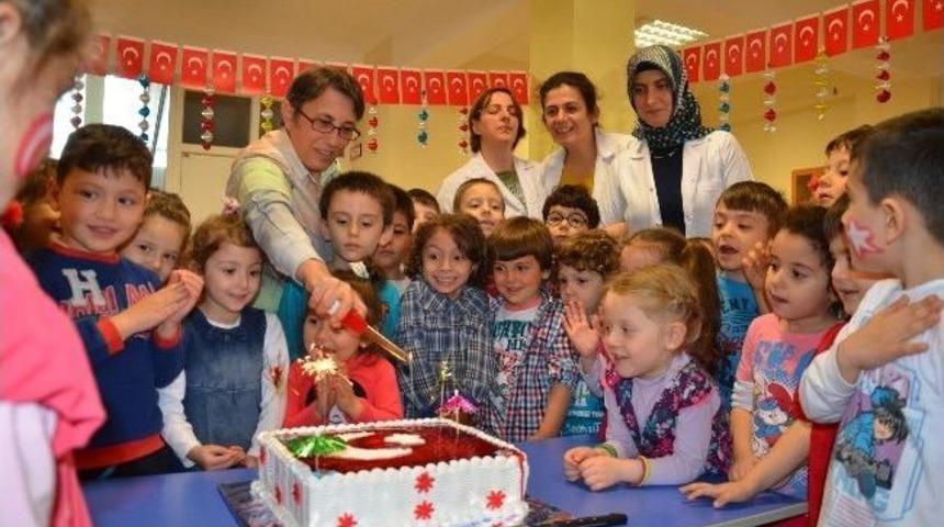 Minik &Ouml;ğrenciler 23 Nisan Pastası Kesti