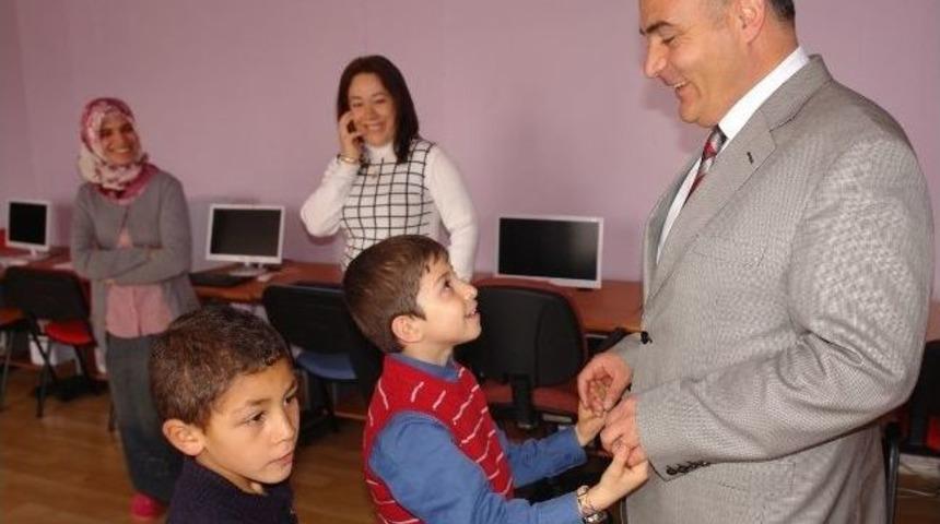Başkan Vekili İpek, &Ccedil;ocuklara Oyuncak Verdi