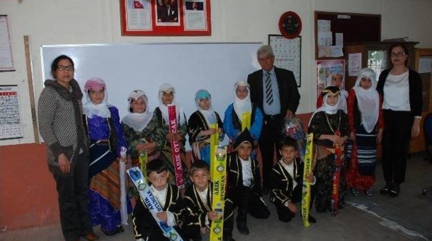 Didimli Muhtartan &Ouml;ğrencilere 23 Nisan Hediyesi